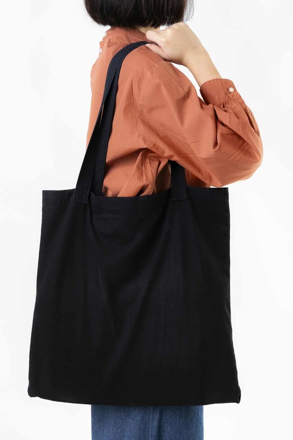 How Can You Choose a Faux Leather Tote Bag That's Both Practical and Professional?