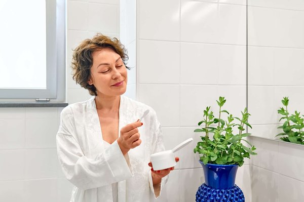 What's the Best Way to Encourage a Cat with Lower Urinary Tract Disease to Drink More Water?